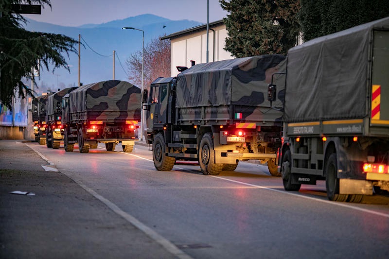 Coronavírus: em Bergamo (Itália), caminhões militares transportam corpos