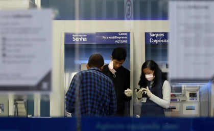 Funcionários de banco em Porto Alegre usam máscaras