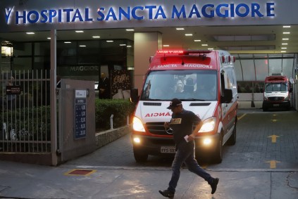 Entrada do hospital Sancta Maggiore, onde morreram pacientes com coronavírus
