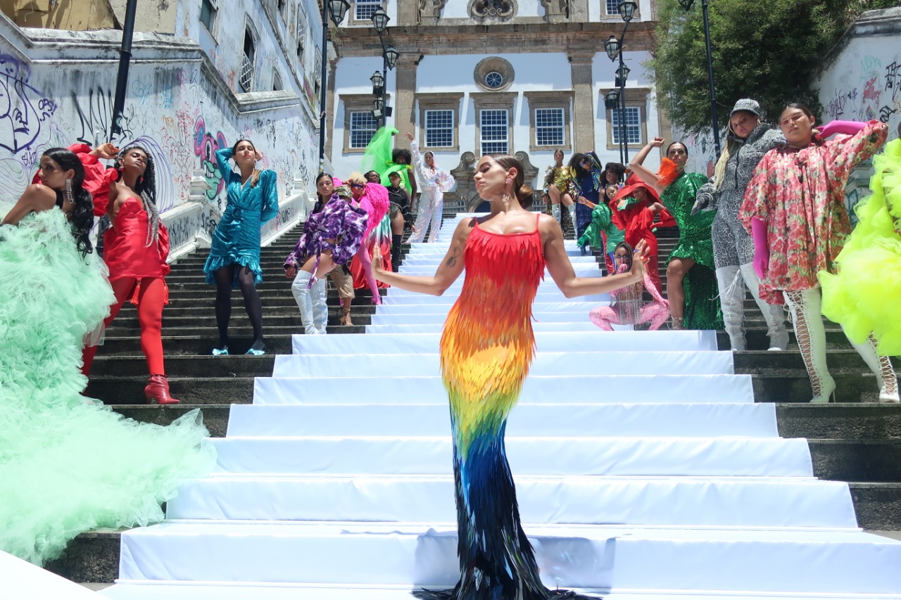 Anitta e vários dançarinos no youtube