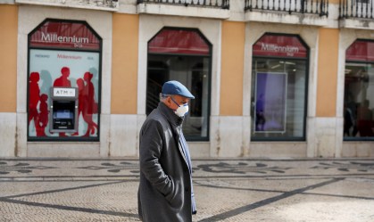 Homem de máscara para prevenir contágio pelo novo coronavírus em Lisboa, capital