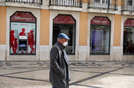 Homem de máscara para prevenir contágio pelo novo coronavírus em Lisboa, capital