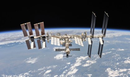 Destruição de satélite por arma russa acrescenta destroços ao "lixão espacial"