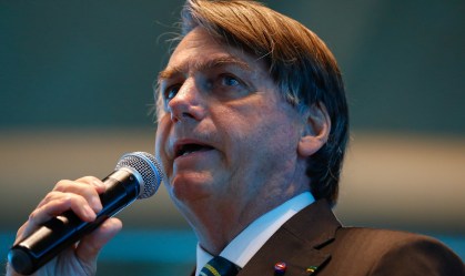 Bolsonaro passa por cirurgia e tem cálculo da bexiga removido