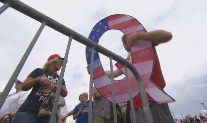 Grupo QAnon espalha teorias para ajudar na reeleição de Donald Trump