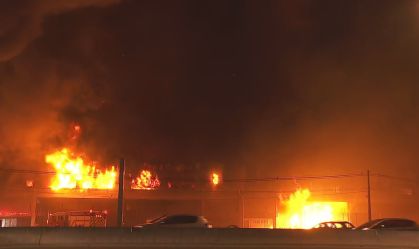 Incêndio de grandes proporções atinge galpão na Grande São Paulo