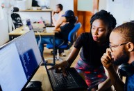 Homens e mulheres negros ainda são minoria em cargos de liderança no Brasil