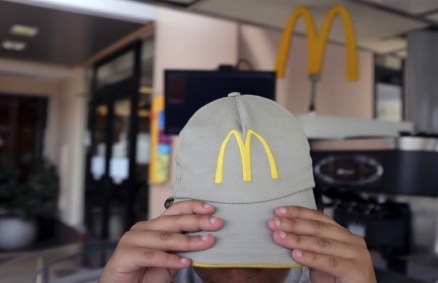 Funcionária em unidade do McDonald's 