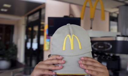 Funcionária em unidade do McDonald's 