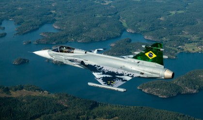 Primeiro caça sueco Gripen chega ao Brasil