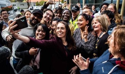 Nova Zelândia: premiê Jacinda Ardern pede desculpas após selfie com aglomeração