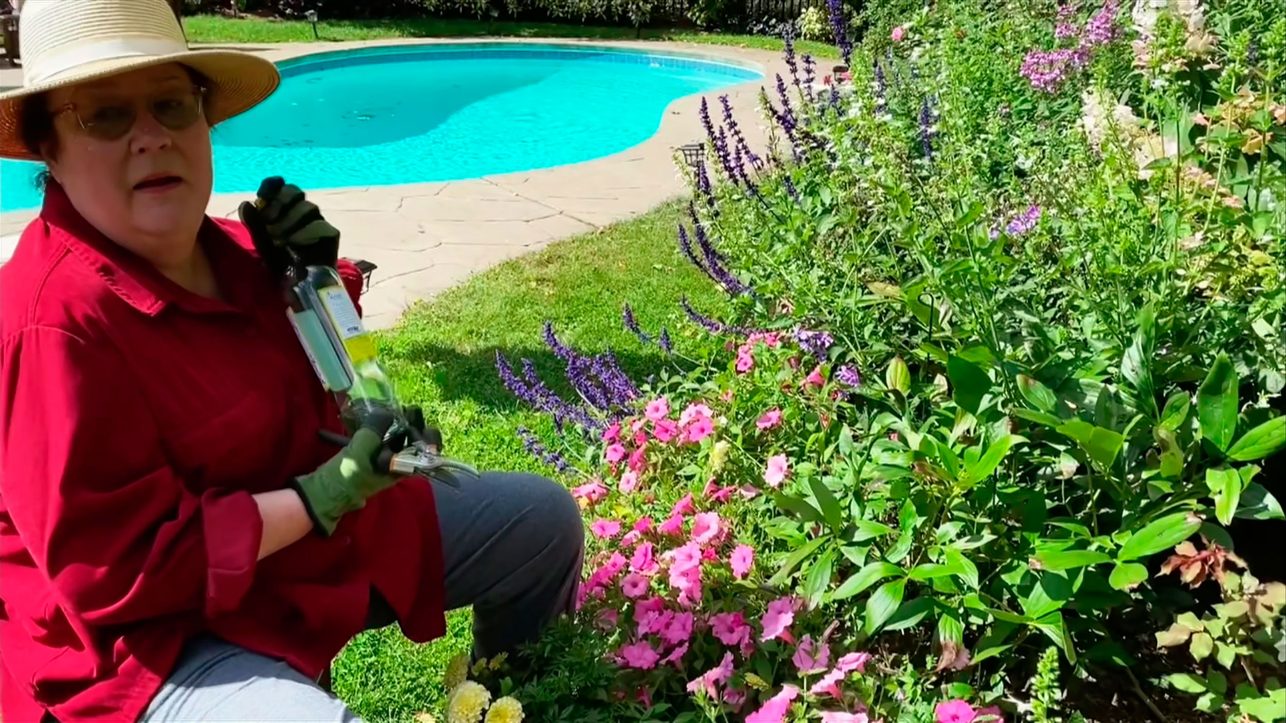Margo Martindale tomou um gole de uma garrafa de vinho feito em casa por ela (ou