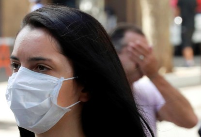 Mulher usa máscara em Porto Alegre durante pandemia do novo coronavírus