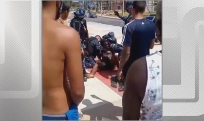 Banhista é imobilizado e detido por guardas municipais em praia na Bahia