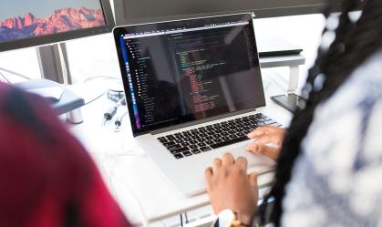 Mulheres conquistam espaço no setor de tecnologia, mas desigualdade ainda impera