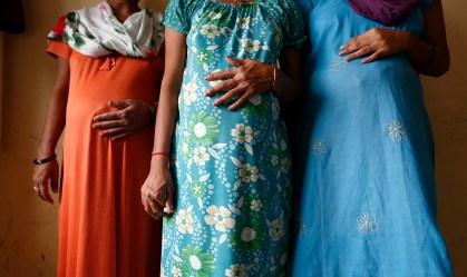 Indiano é acusado de cortar barriga de esposa grávida para checar o sexo do bebê
