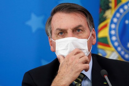 Bolsonaro usa máscara durante coletiva em Brasília