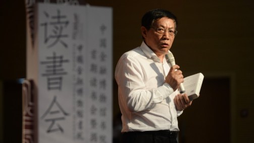 Opositor do governo chinês discursando