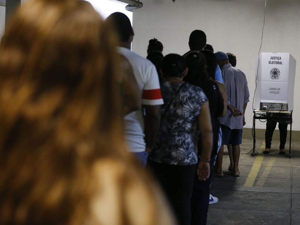 Fila de eleitores em frente à urna