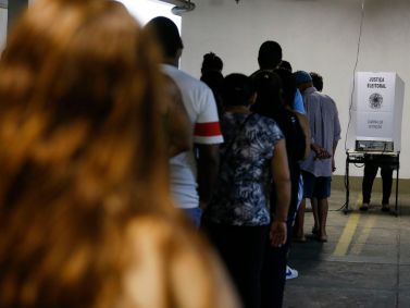 Fila de eleitores em frente à urna