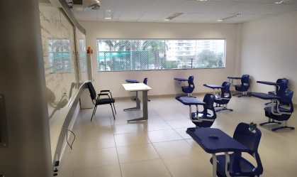Sala de aula com distanciamento entre carteiras no Colégio Objetivo, no Rio