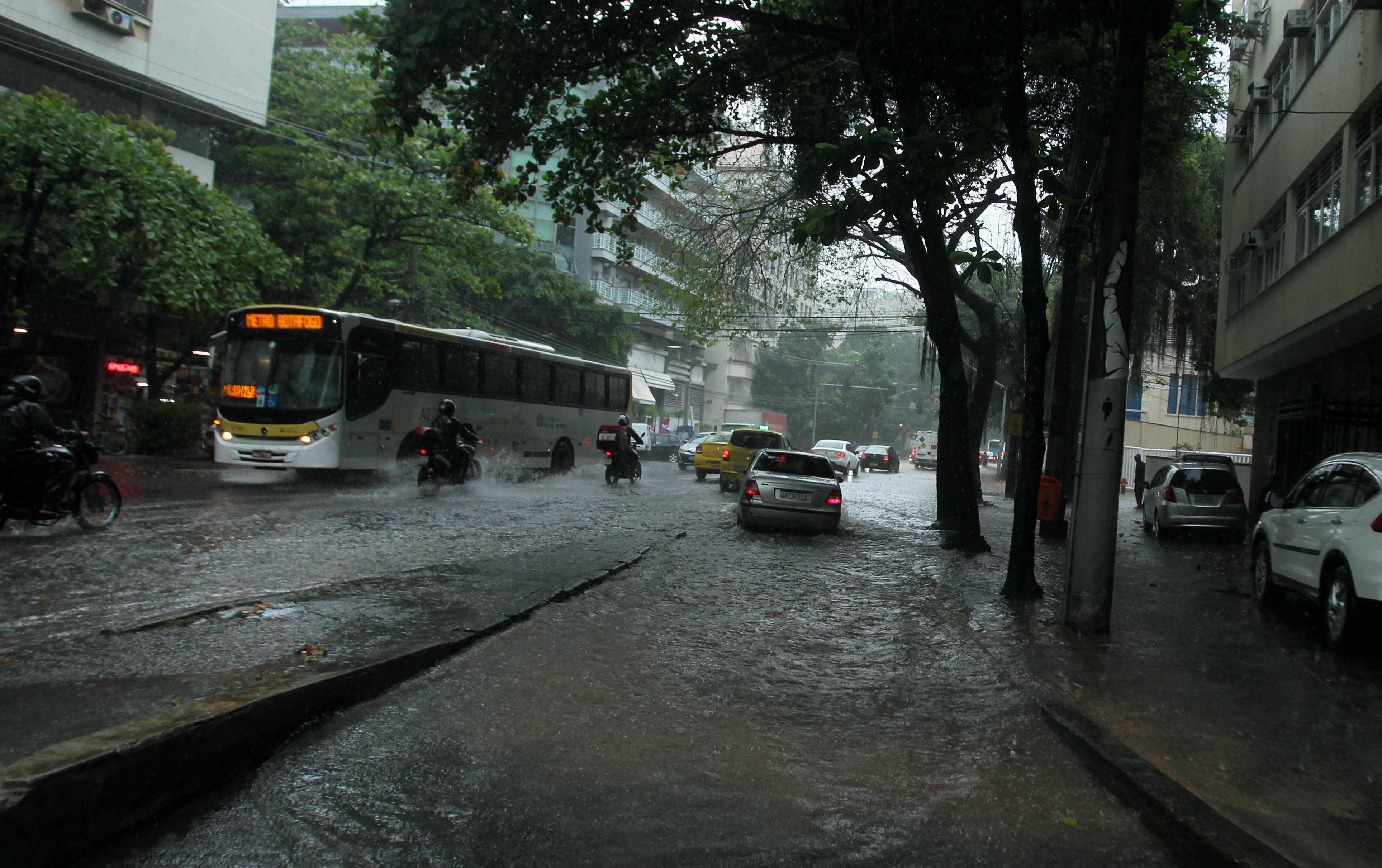 Alagamento na zona sul do Rio de Janeiro após temporal
