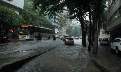 Cariocas recebem primavera debaixo de forte chuva