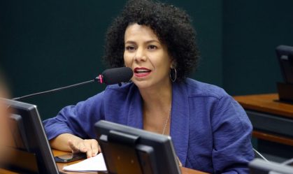 Candidata à prefeitura de BH Áurea Carolina não votou por estar com coronavírus