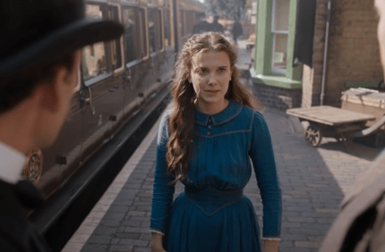 Enola Holmes em estação de trem