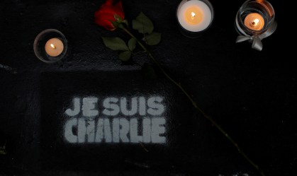 Jornal francês Charlie Hebdo é ameaçado novamente; imprensa do país se mobiliza