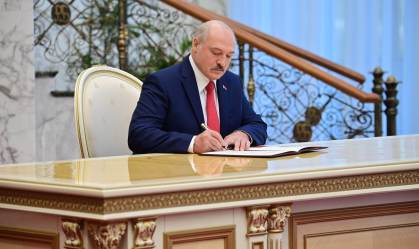 Lukashenko ignora apelos e toma posse em Belarus; oposição prepara protestos