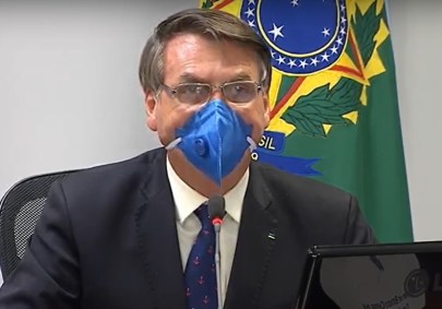 O presidente Jair Bolsonaro veste máscara em videoconferência com empresários