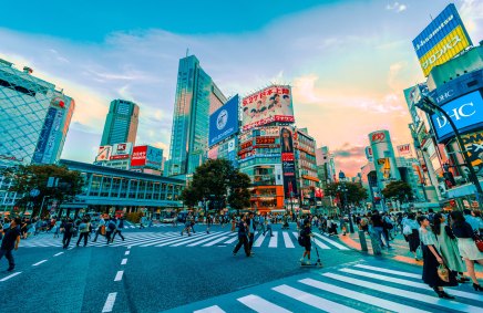 O cruzamento de Shibuya, em Tóquio, Japão