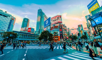 O cruzamento de Shibuya, em Tóquio, Japão