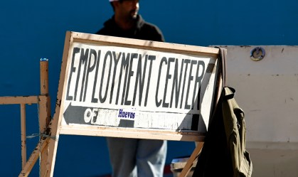 Pedidos de auxílio-desemprego nos EUA ficam estáveis e demissões caem 55%