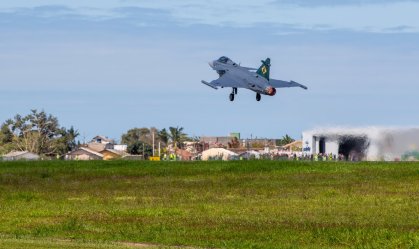Caça Gripen faz primeiro voo em espaço aéreo brasileiro