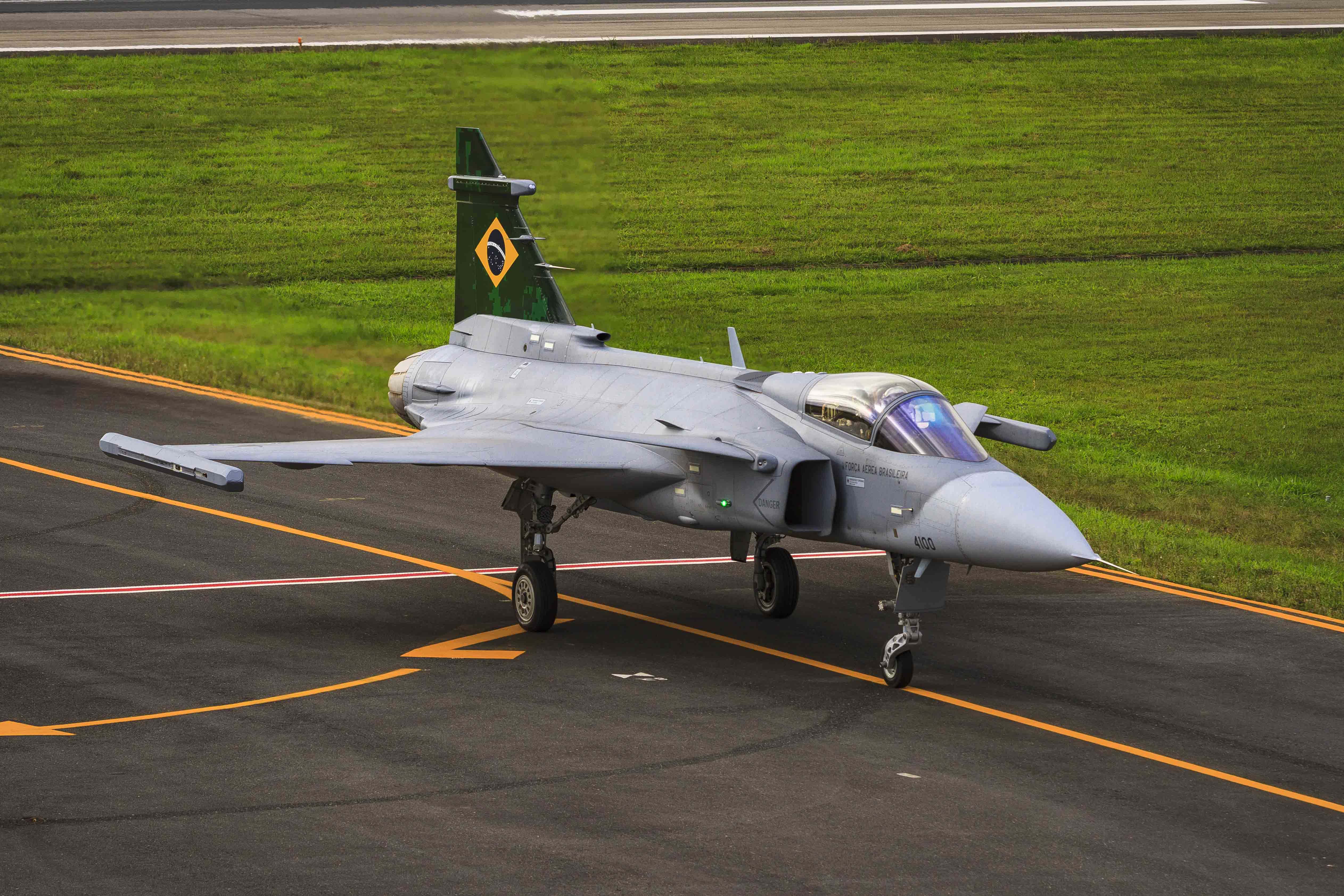 O caça Gripen brasileiro antes do primeiro voo de testes