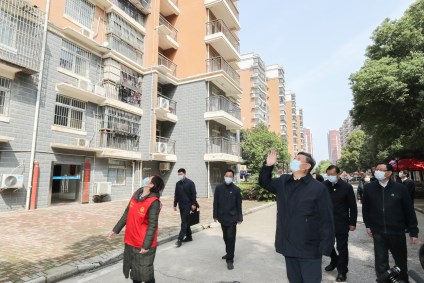 Xi Jinping, acena para moradores de Wuhan