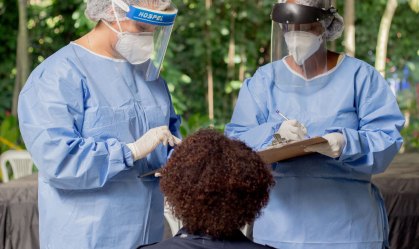 Profissionais colhem material para teste de detecção da Covid-19