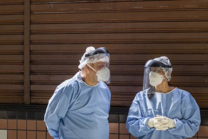 Profissionais de saúde em posto de coleta para testes da Covid-19