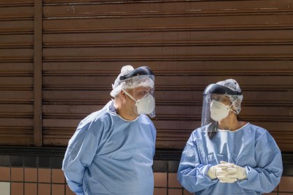 Profissionais de saúde em posto de coleta para testes da Covid-19