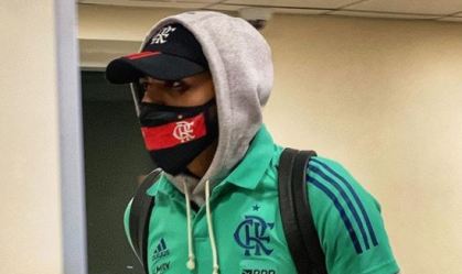 Flamengo tem 16 jogadores com Covid-19 e tenta adiar partida contra o Palmeiras