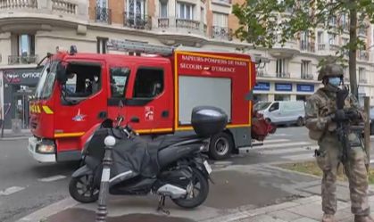 Suspeito de ataque com faca tinha como alvo revista satírica Charlie Hebdo