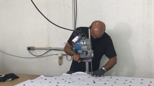 Funcionário trabalha em fábrica
