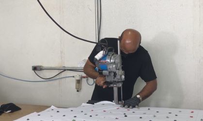 Funcionário trabalha em fábrica