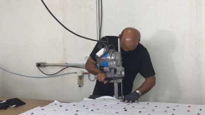 Funcionário trabalha em fábrica