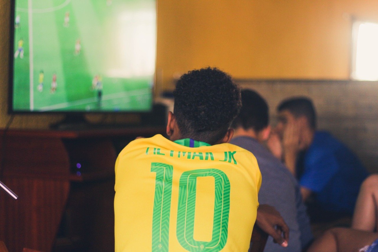 Jogo de futebol na TV