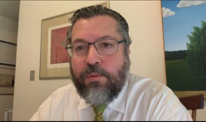 Ernesto Araújo diz que repatriar brasileiros é prioridade