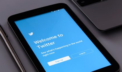Celular com twitter aberto