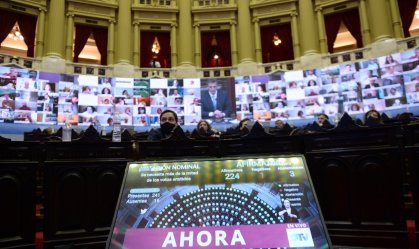 Deputado argentino renuncia após trocar carícias com mulher em sessão virtual